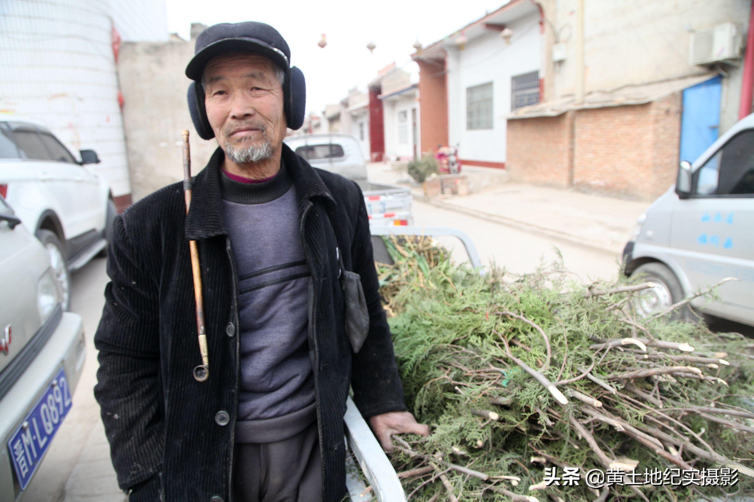 78岁爷爷坚持每日步行两小时到医院照顾孙子，选择与坚持的解析说明